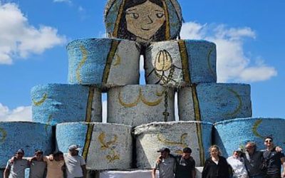 Con rollos de alfalfa homenajean a la Virgen María en un campo de Córdoba