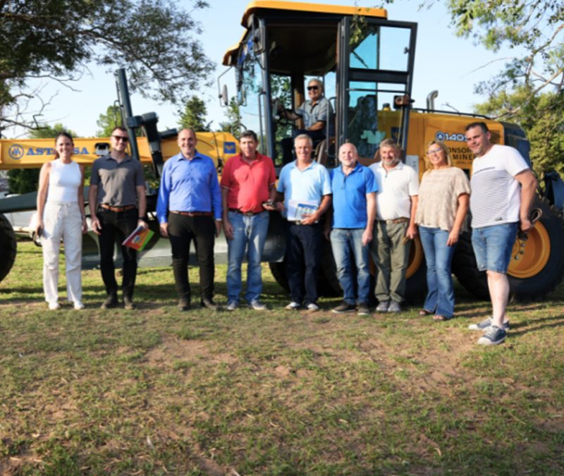 Busso entregó maquinaria y fondos para obras en la Cuenca Alta La Picasa