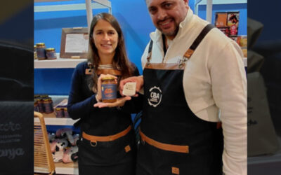 Un expositor del programa “CBA Vidriera Productiva”, ganador del mejor alfajor cordobés