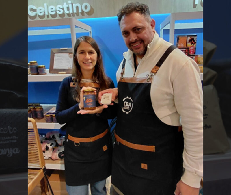 Un expositor del programa “CBA Vidriera Productiva”, ganador del mejor alfajor cordobés